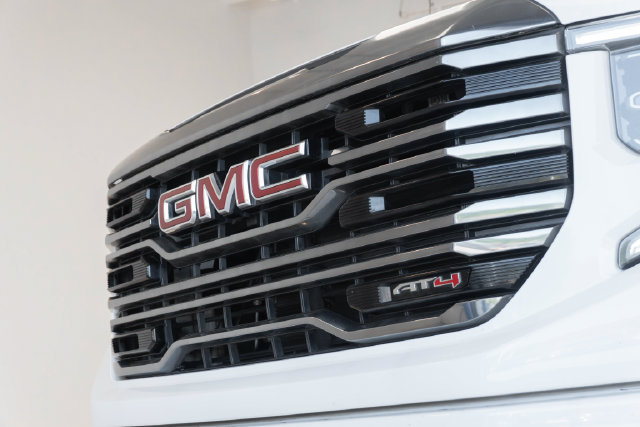 Used 2022 GMC Sierra 1500 AT4 w/ AT4 Preferred Package AWD/4WD image 2