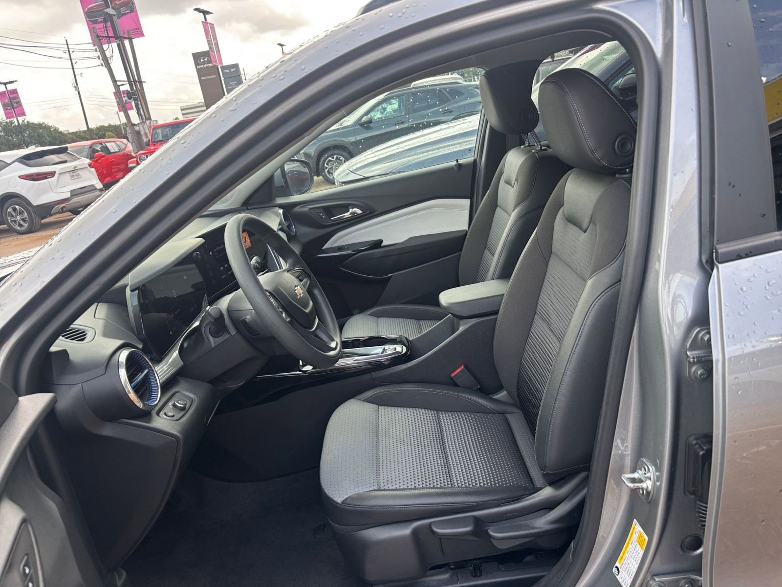 Used 2025 Chevrolet Trax LT FWD image 25