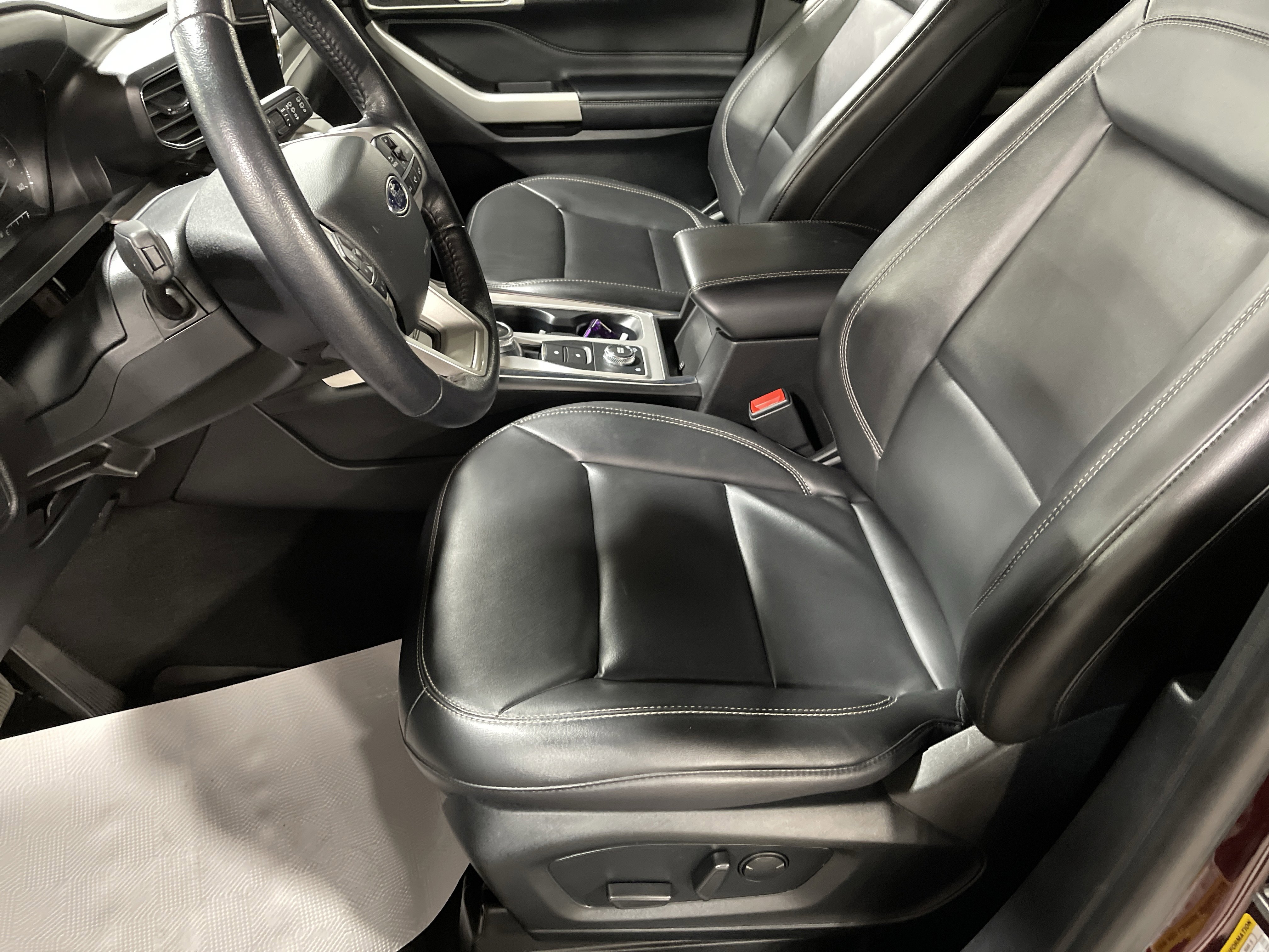 Used 2022 Ford Explorer XLT w/ Equipment Group 202A image 9