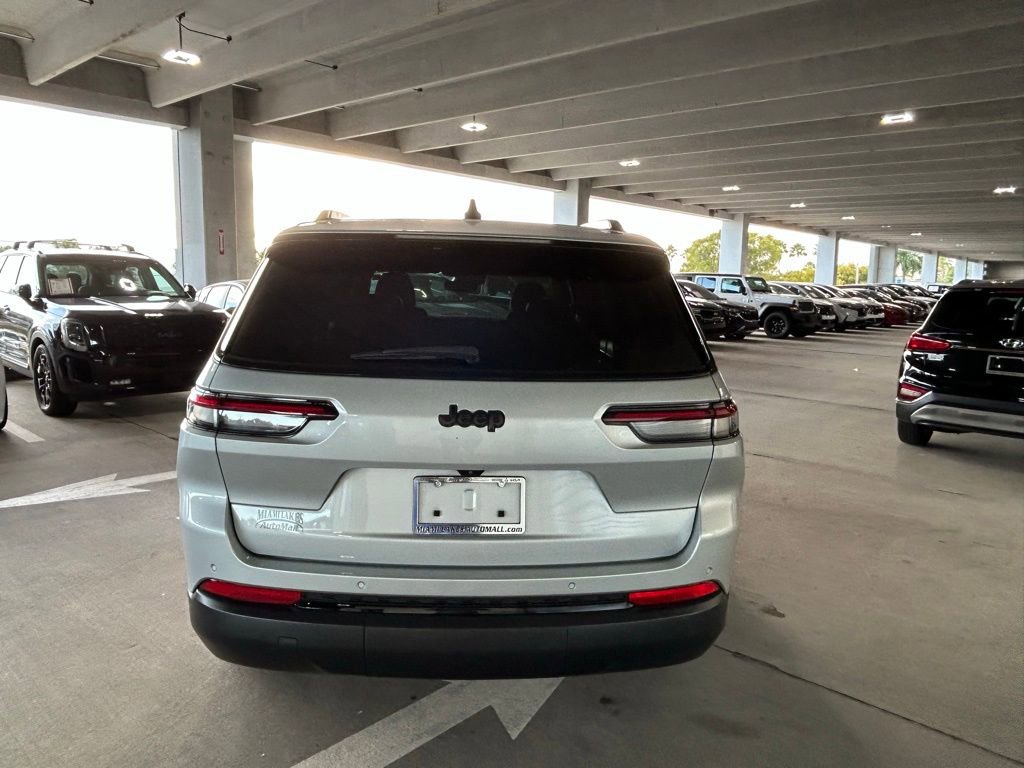 Used 2023 Jeep Grand Cherokee L Laredo image 4