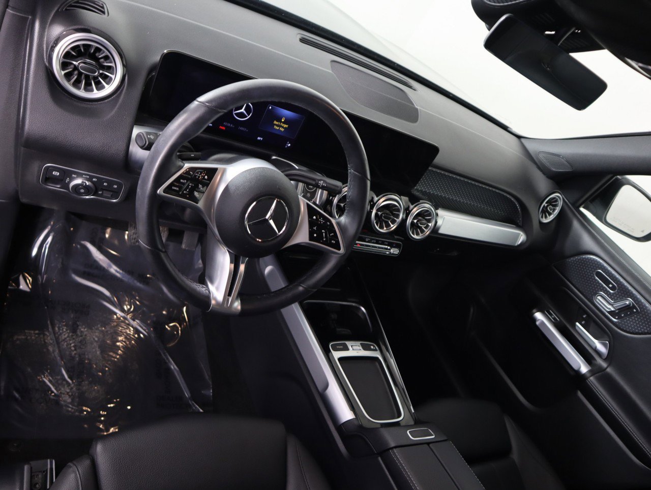 Used 2025 Mercedes-Benz GLB 250 4MATIC image 16