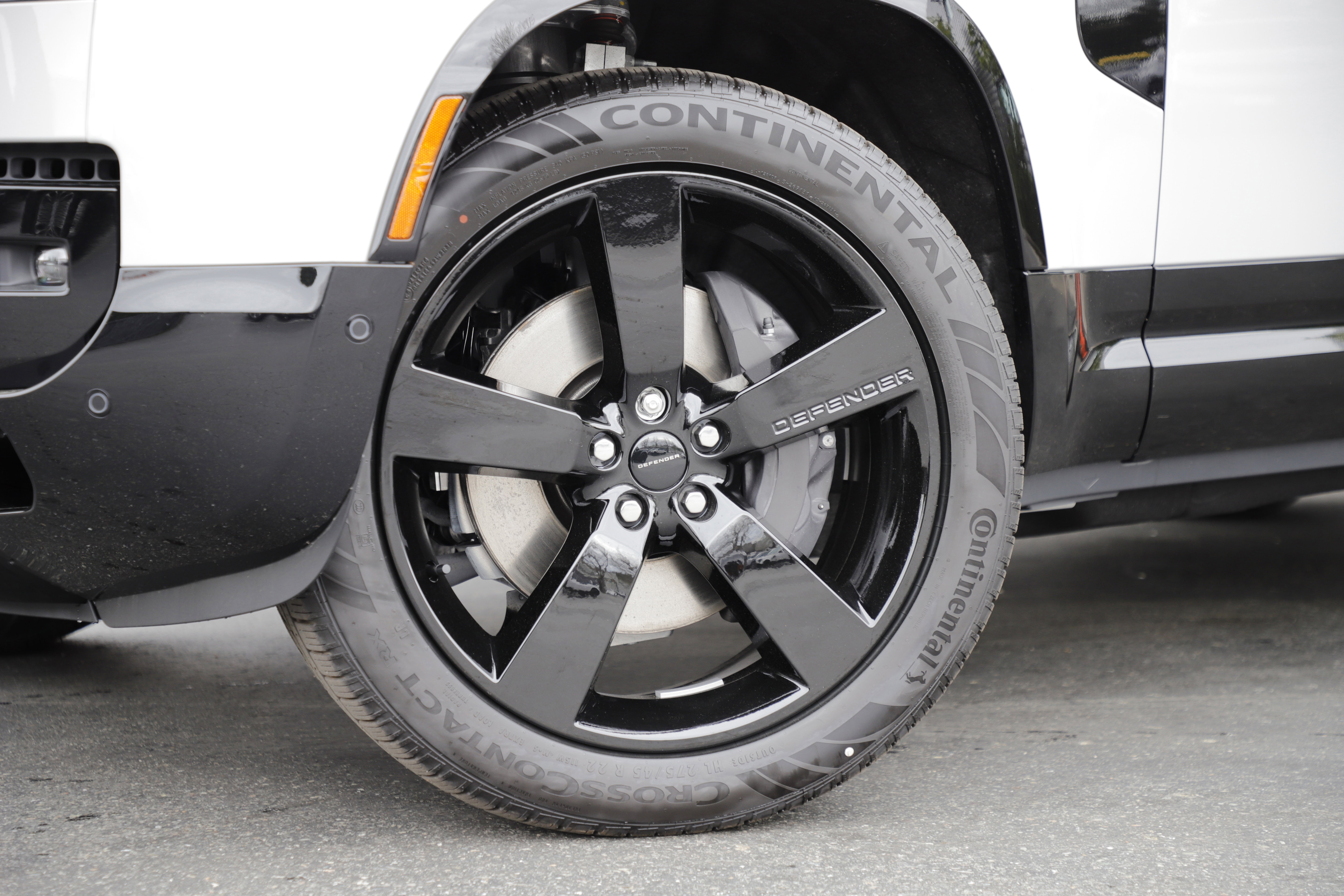 New 2026 Land Rover Defender 110 X-Dynamic SE image 2