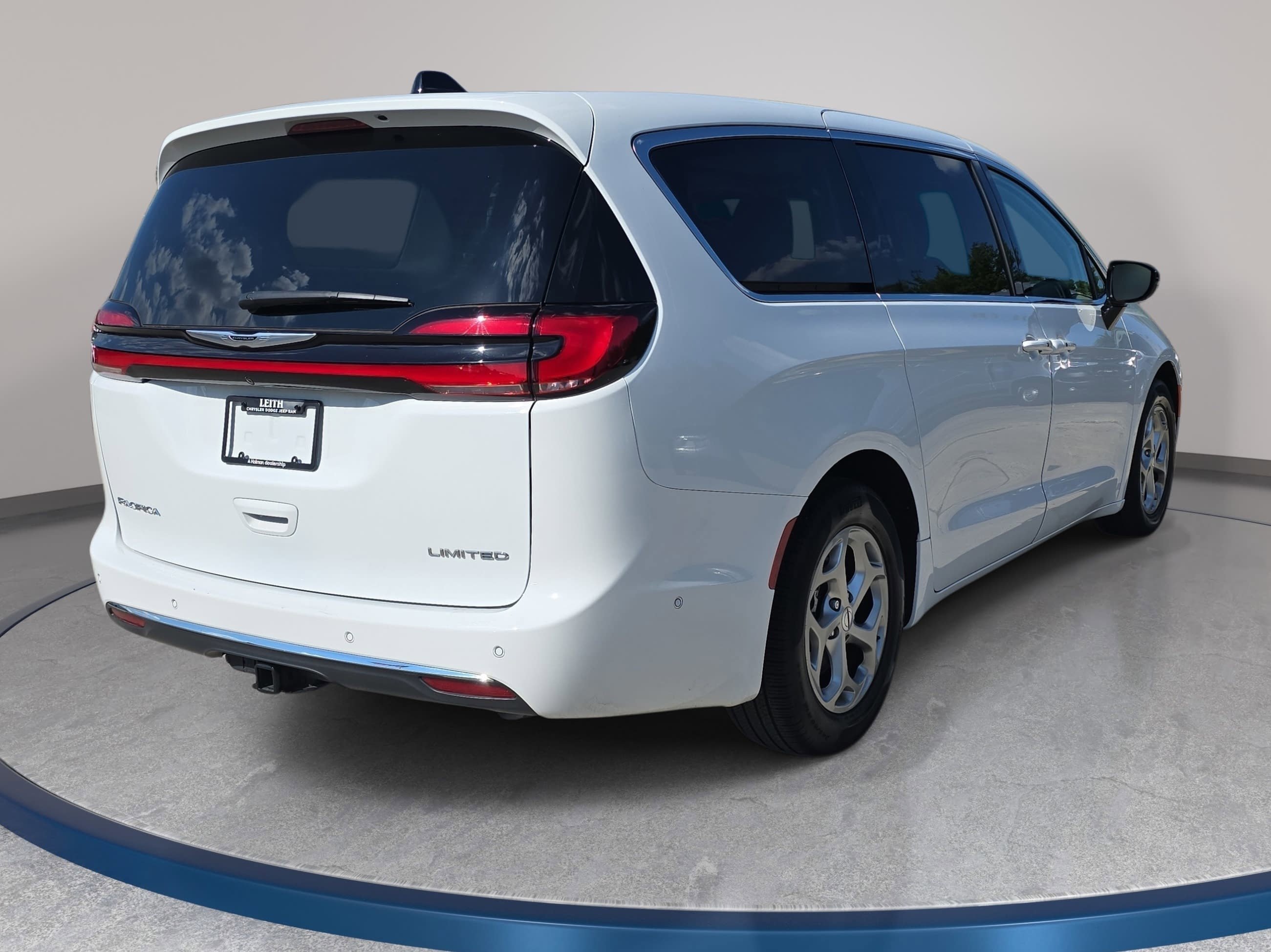 Used 2024 Chrysler Pacifica Limited w/ Trailer Tow Group FWD image 6