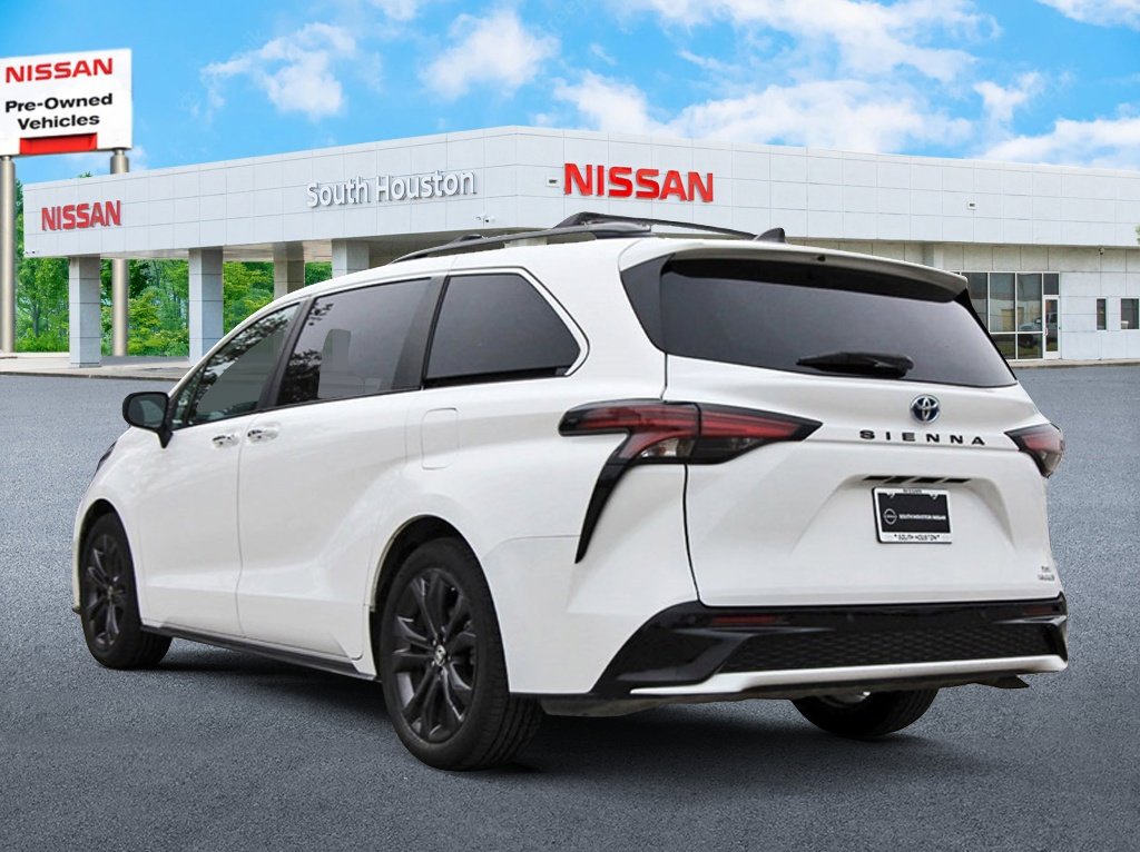 Used 2023 Toyota Sienna XSE image 3