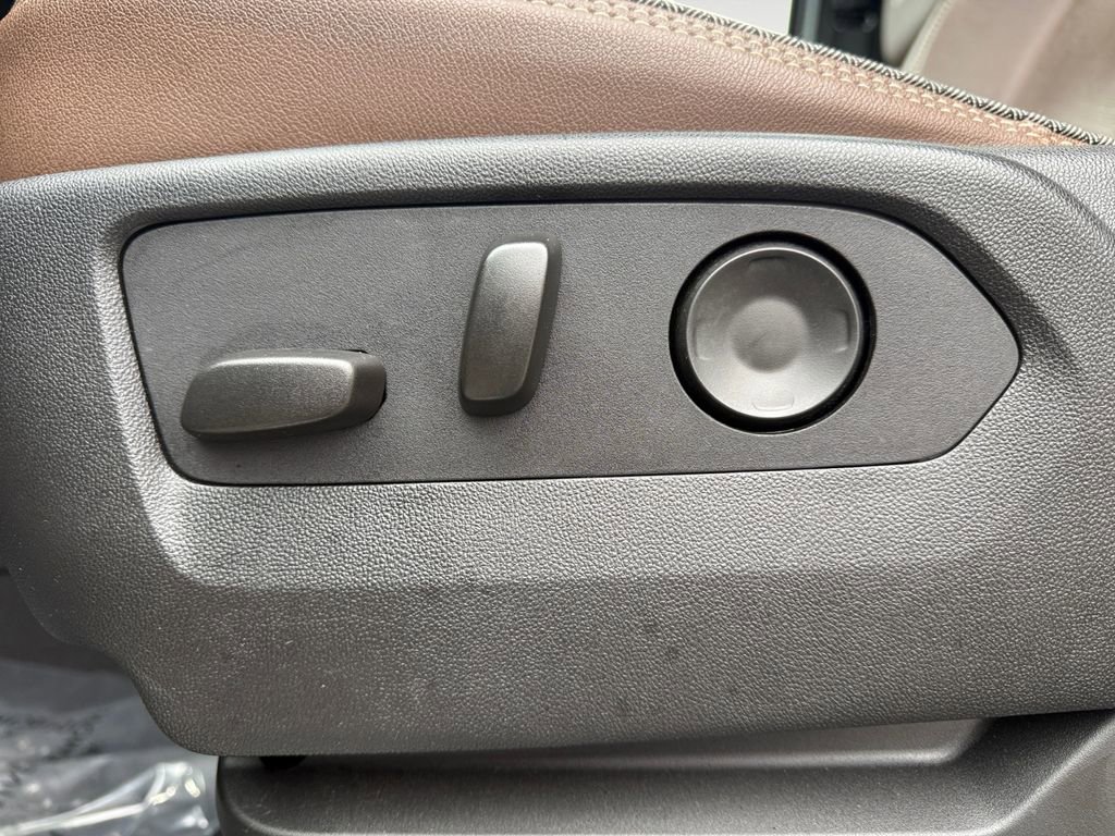 Used 2023 Chevrolet Suburban High Country image 16