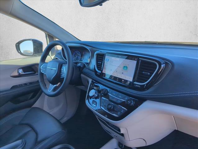 Used 2024 Chrysler Pacifica Touring-L image 19