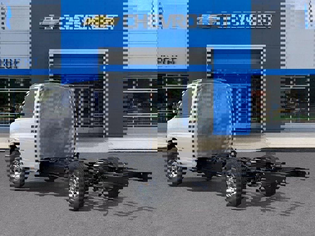 New 2026 Chevrolet Express 3500 image 3