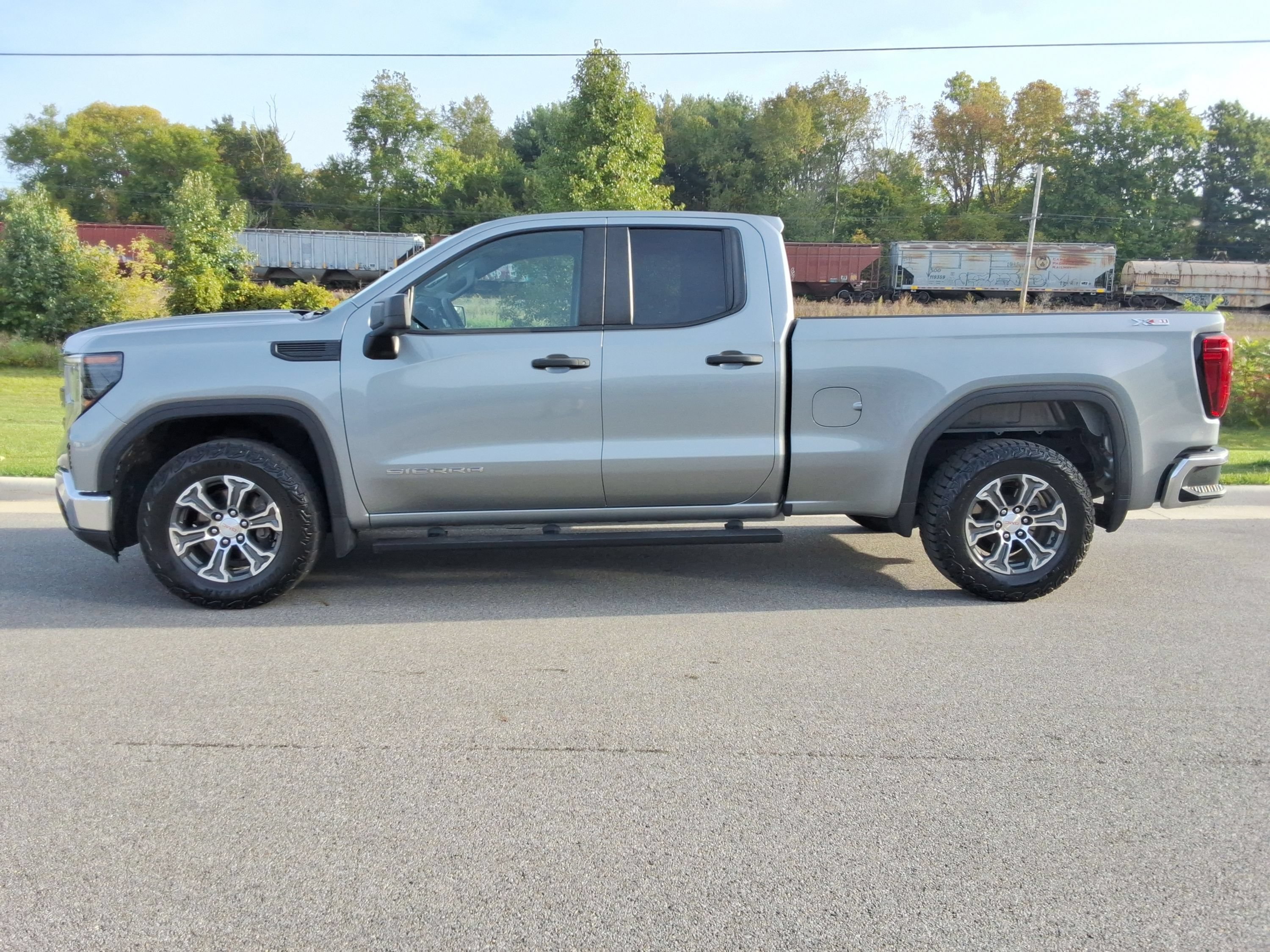 Used 2023 GMC Sierra 1500 Pro w/ Pro Value Package AWD/4WD image 9