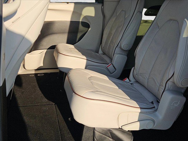 Used 2017 Chrysler Pacifica Limited w/ UConnect Theater Package FWD image 18