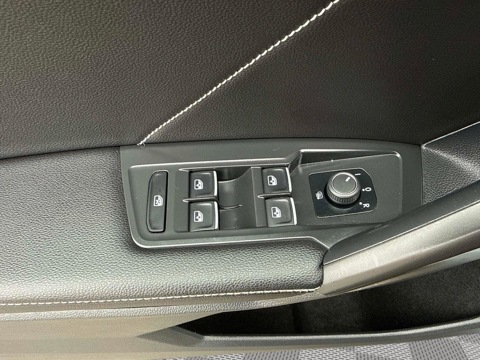 Used 2022 Volkswagen Tiguan SE w/ Panoramic Sunroof Package image 19