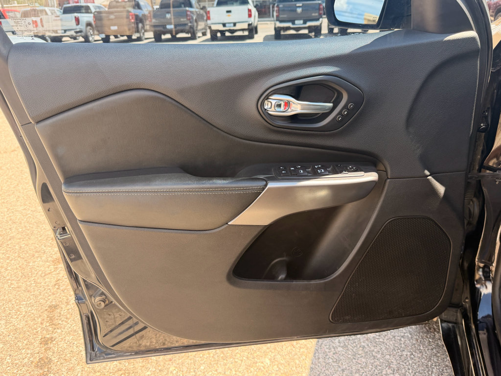 Used 2019 Jeep Cherokee Overland w/ Heavy Duty Protection Group AWD/4WD image 10