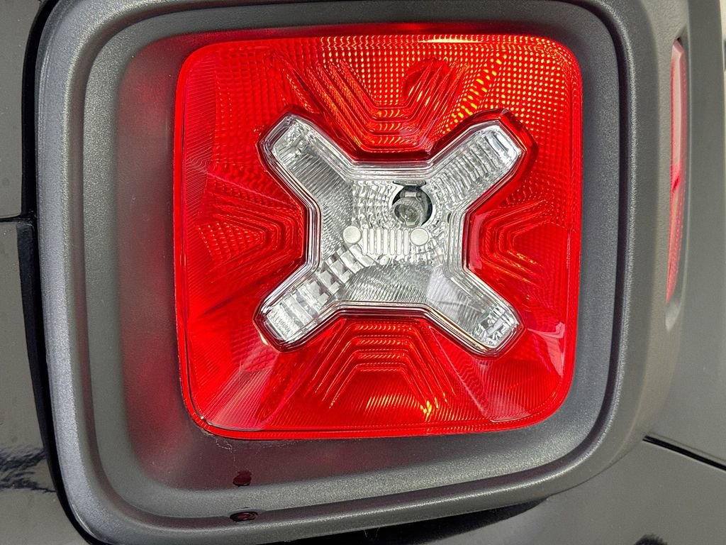 Used 2019 Jeep Renegade Latitude w/ Cold Weather Group AWD/4WD image 30