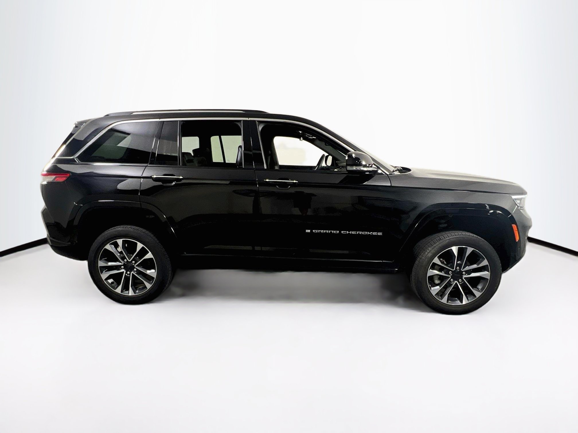 Used 2023 Jeep Grand Cherokee Overland AWD/4WD image 4