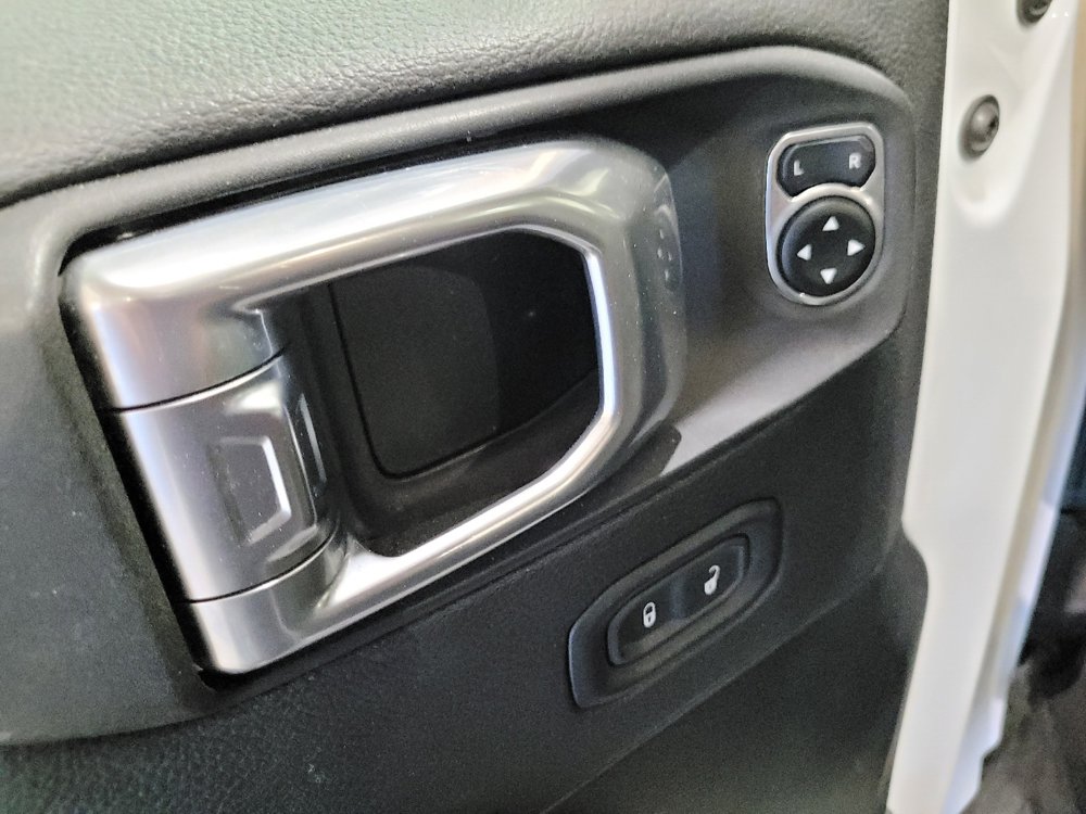 Used 2020 Jeep Wrangler Unlimited Sahara AWD/4WD image 27