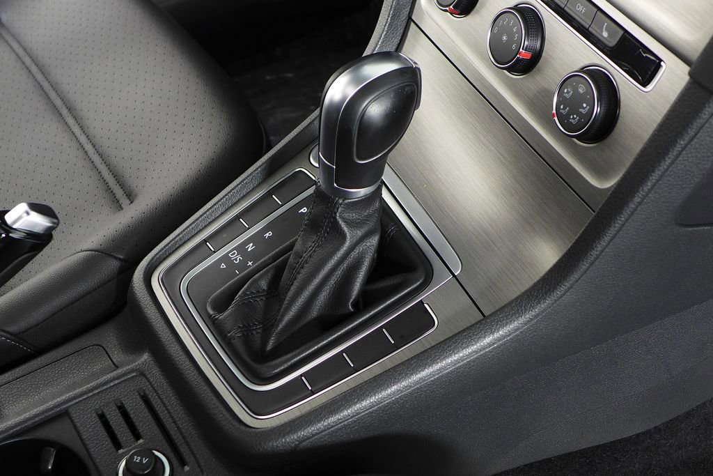 Used 2017 Volkswagen Golf S image 15