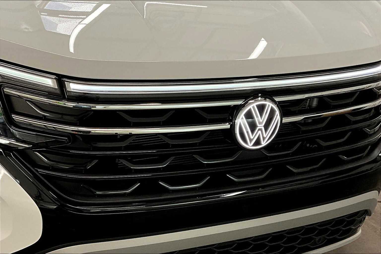 New 2025 Volkswagen Atlas Peak Edition SE image 33