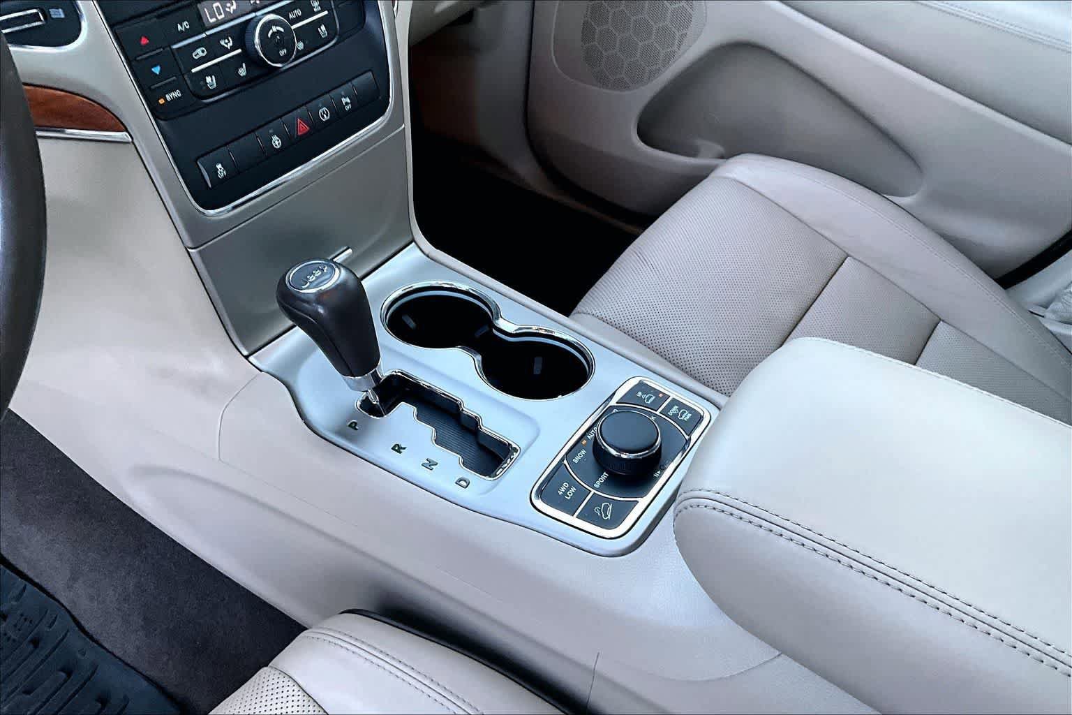 Used 2013 Jeep Grand Cherokee Overland w/ Advance Technology Group AWD/4WD image 17