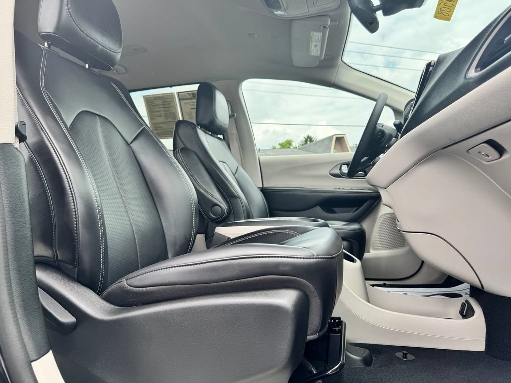 Used 2023 Chrysler Pacifica Touring-L AWD/4WD image 10