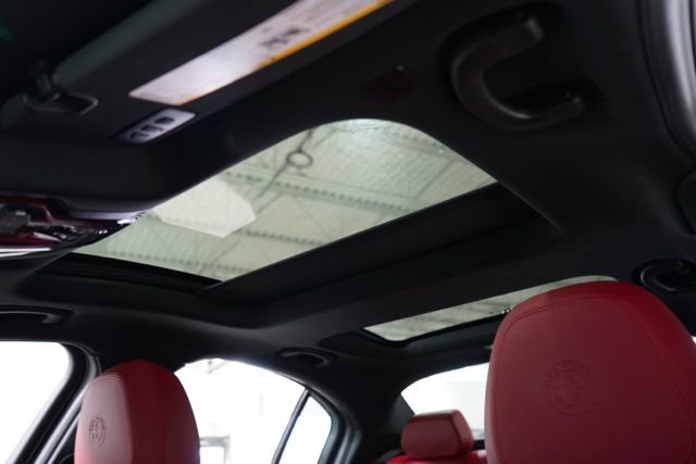 Used 2025 Alfa Romeo Giulia AWD image 18