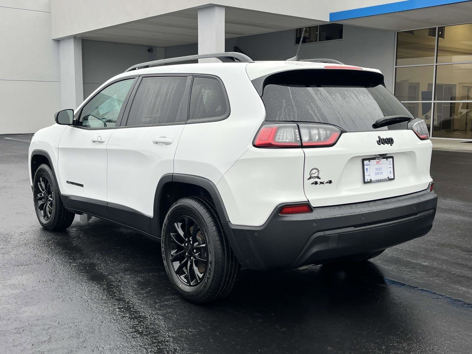 Used 2023 Jeep Cherokee Altitude Lux image 3