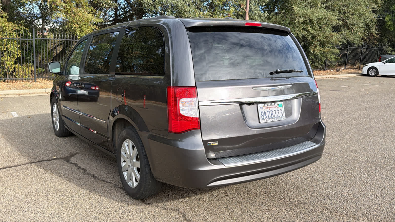 Used 2015 Chrysler Town & Country Touring FWD image 7