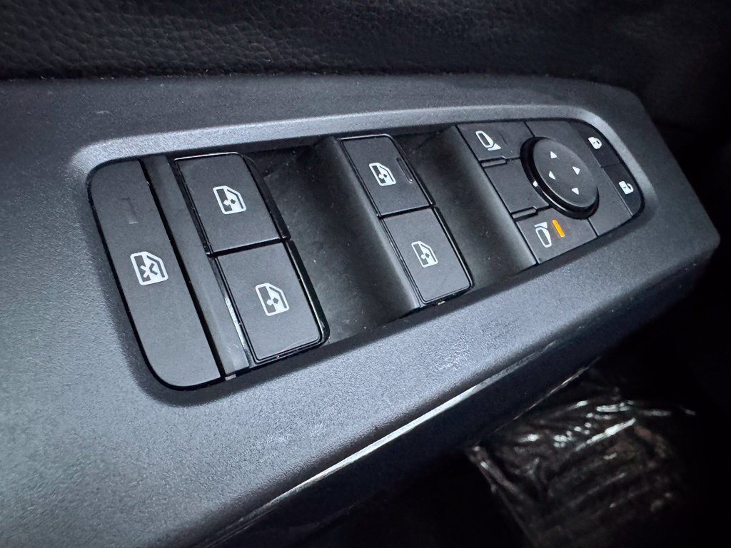 Used 2025 Nissan Pathfinder S AWD/4WD image 28