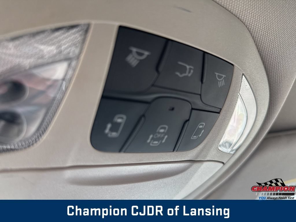 Used 2024 Chrysler Pacifica Touring-L FWD image 32