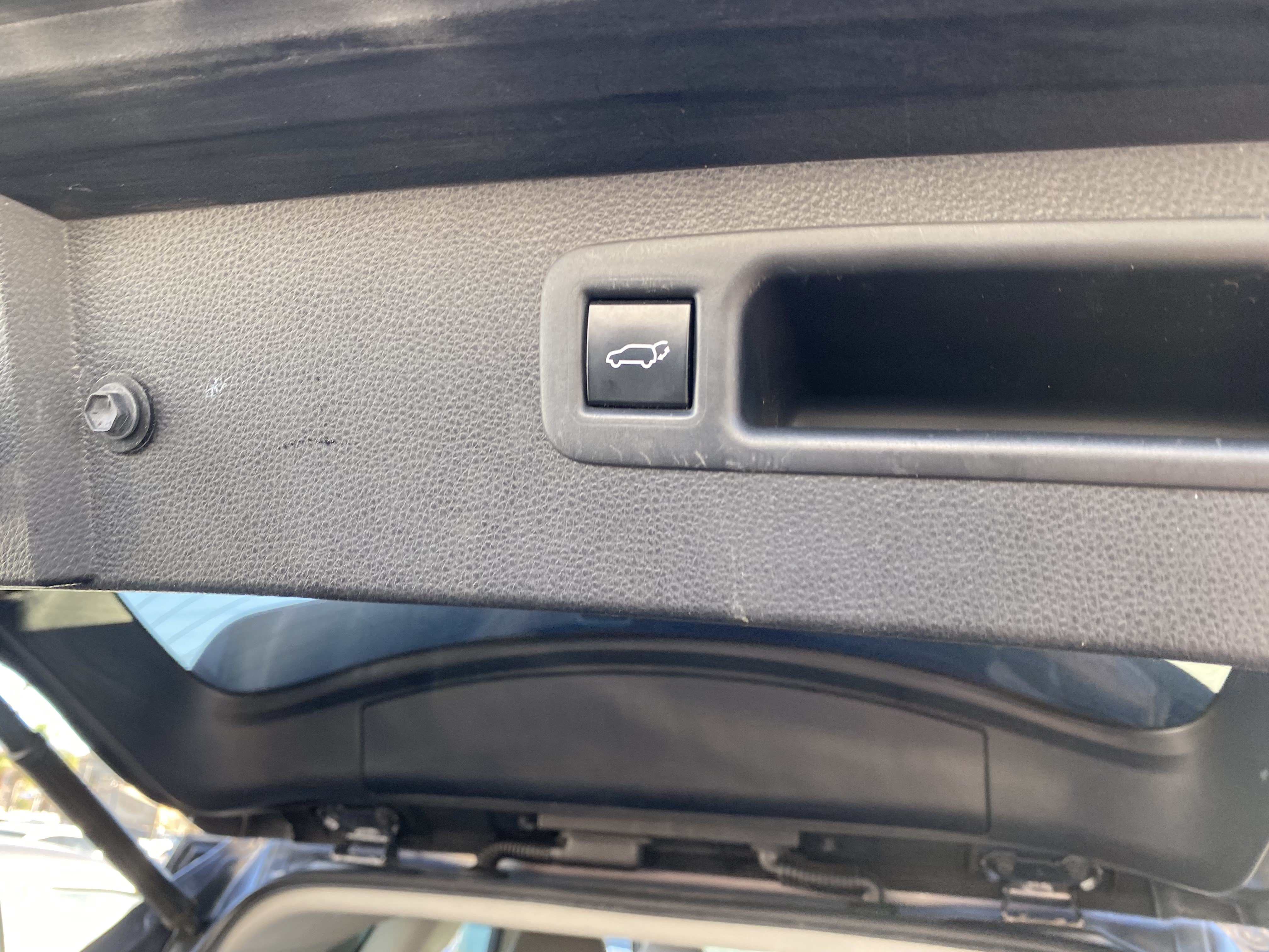 Used 2020 Toyota Highlander LE FWD image 19