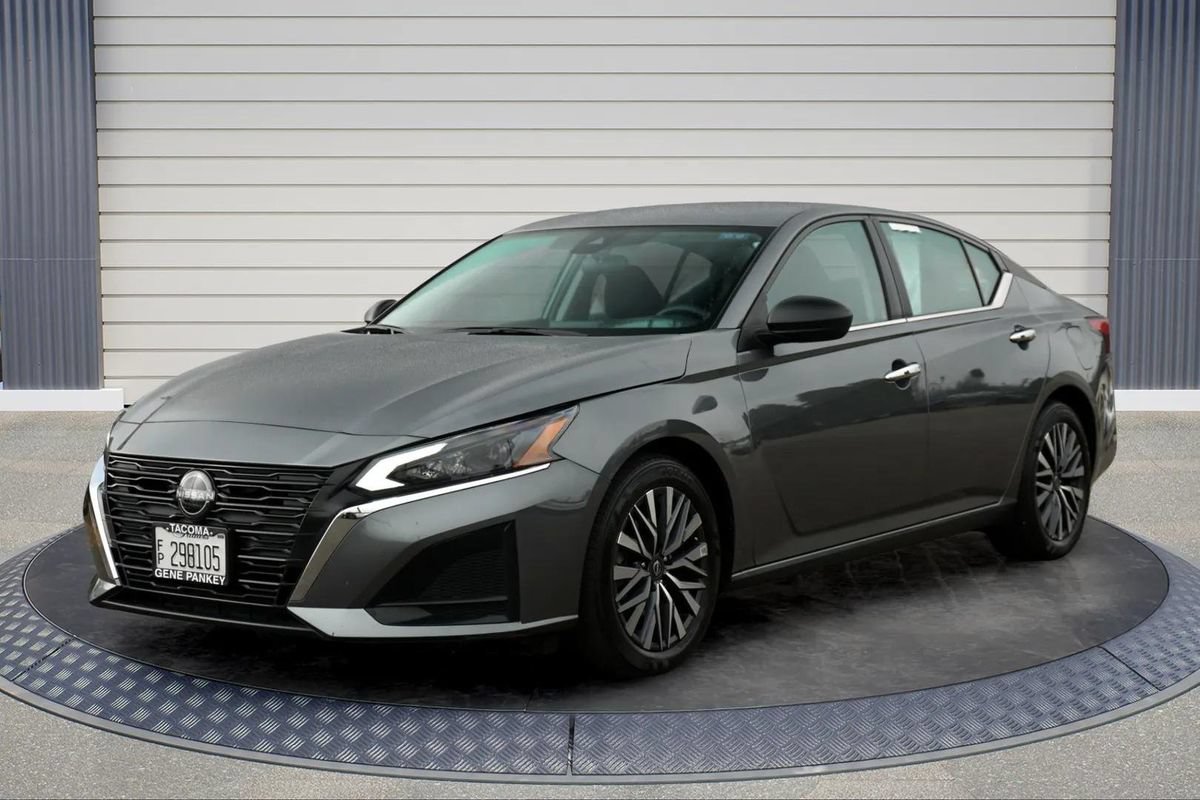 Used 2025 Nissan Altima 2.5 SV FWD image 3