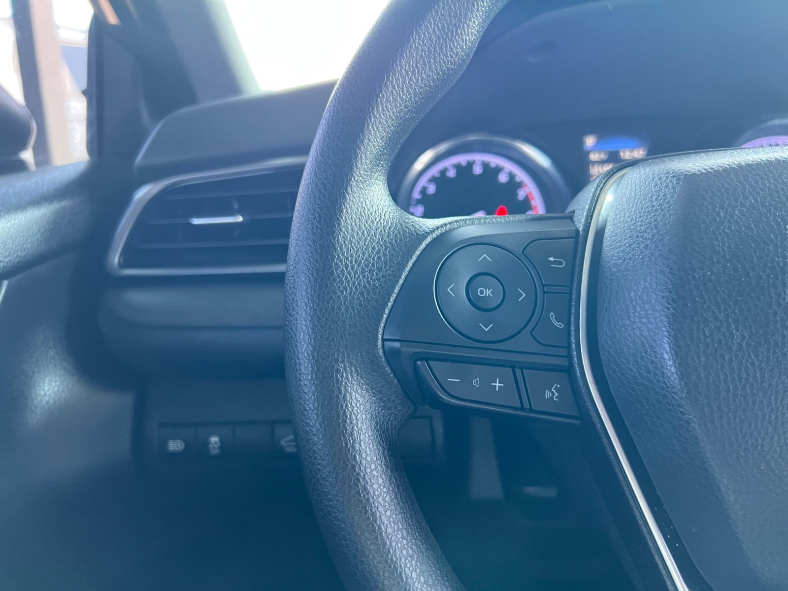 Used 2020 Toyota Camry LE image 19