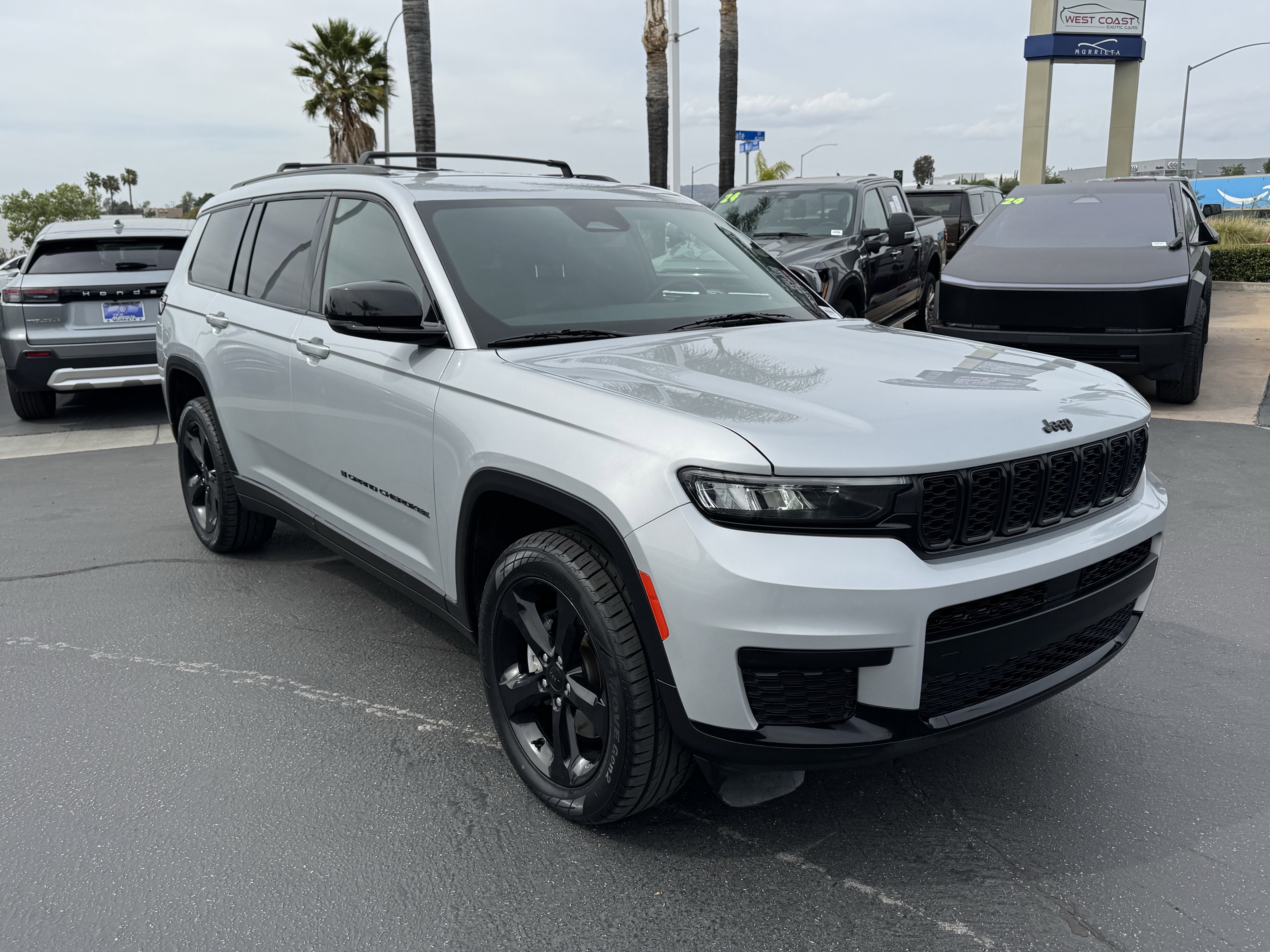 Used 2021 Jeep Grand Cherokee L Laredo image 2