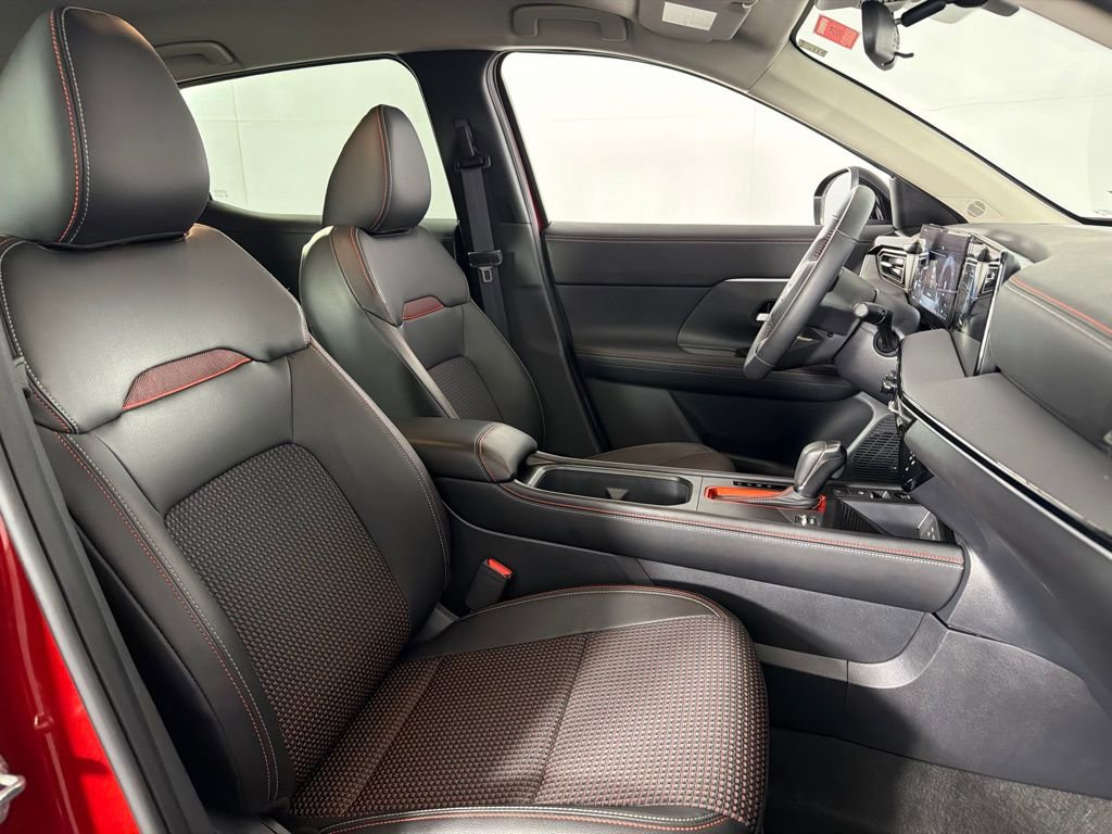 Used 2025 Nissan Kicks SR FWD image 31