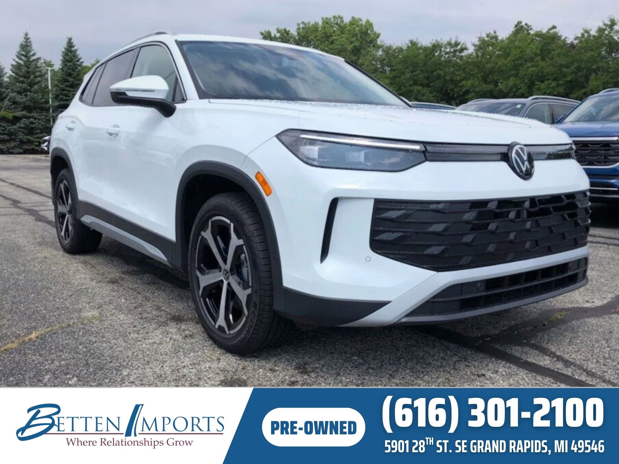Used 2025 Volkswagen Tiguan SE w/ Panoramic Sunroof Package image 1