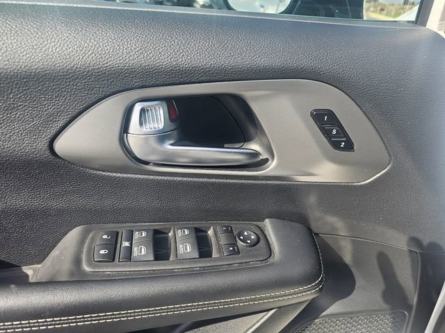 Used 2025 Chrysler Pacifica Select image 28