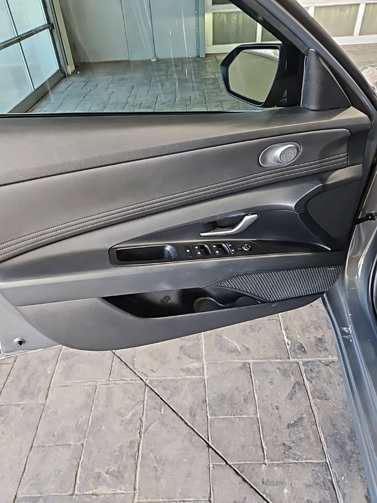 Used 2023 Hyundai Elantra Limited image 25