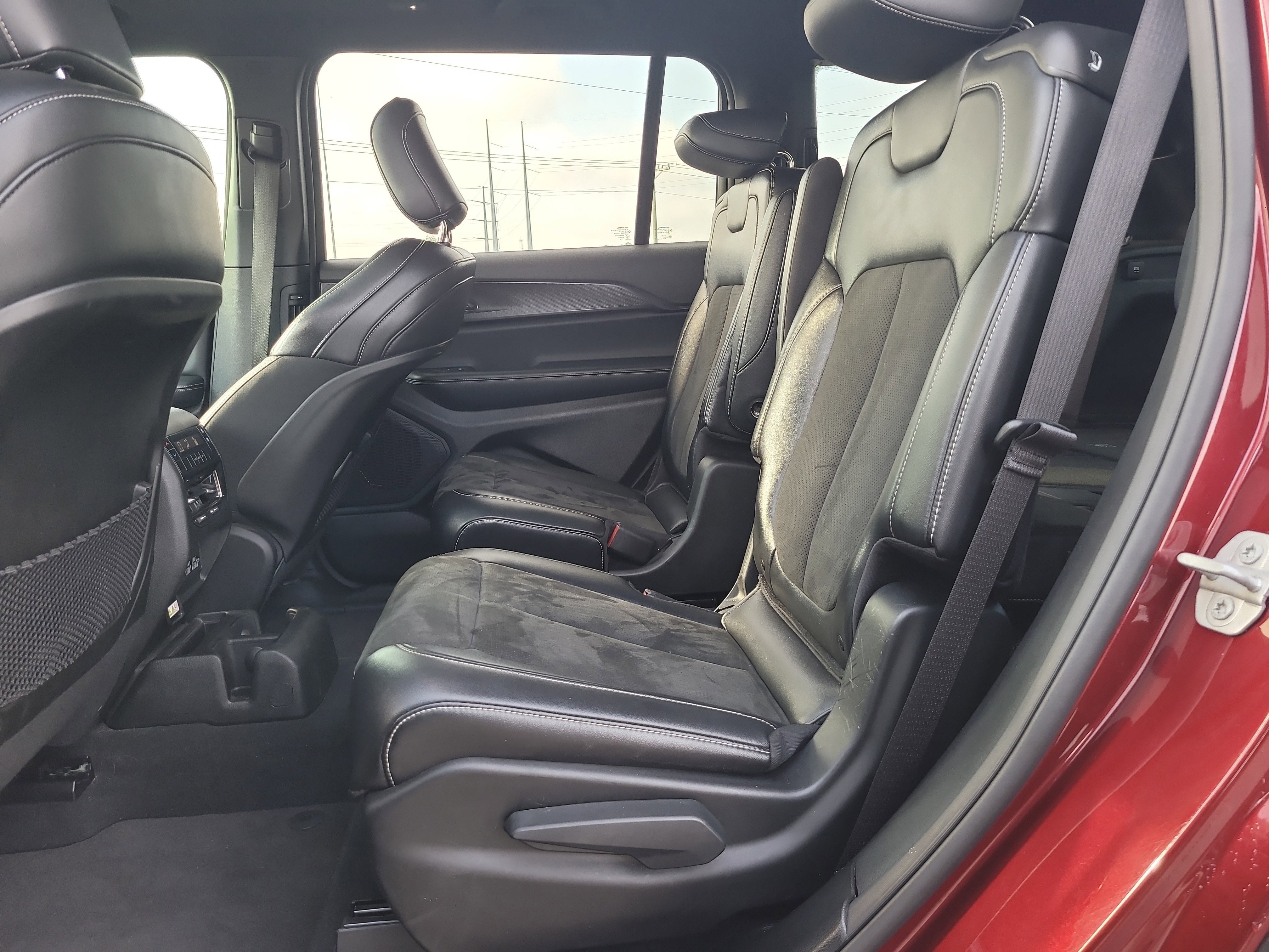 Used 2025 Jeep Grand Cherokee L Altitude image 11