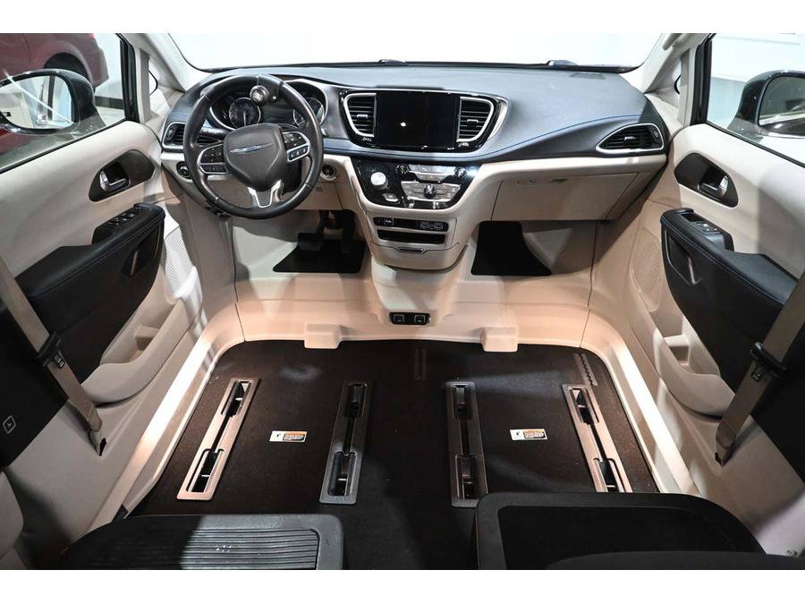 Used 2021 Chrysler Pacifica Touring w/ Cold Weather Group FWD image 23