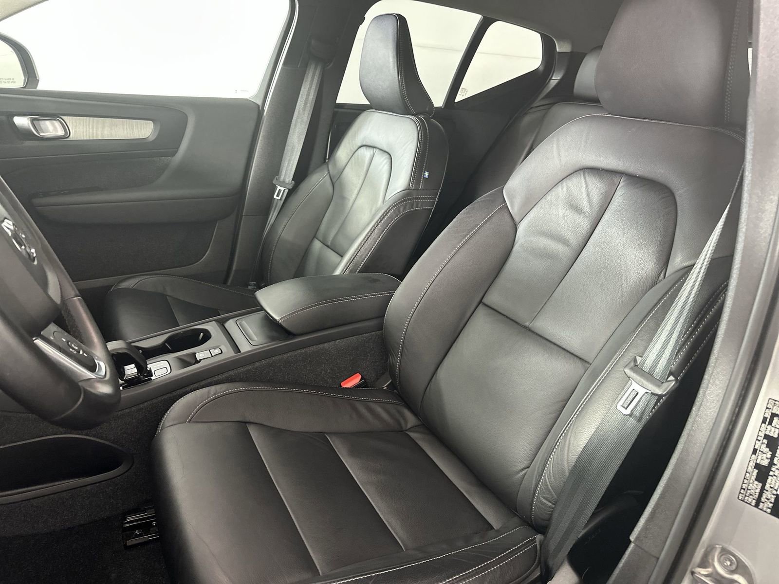 Used 2023 Volvo XC40 B5 Core image 15