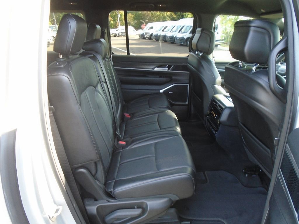 Used 2024 Jeep Wagoneer L Series II w/ Flexible Seating Group image 10