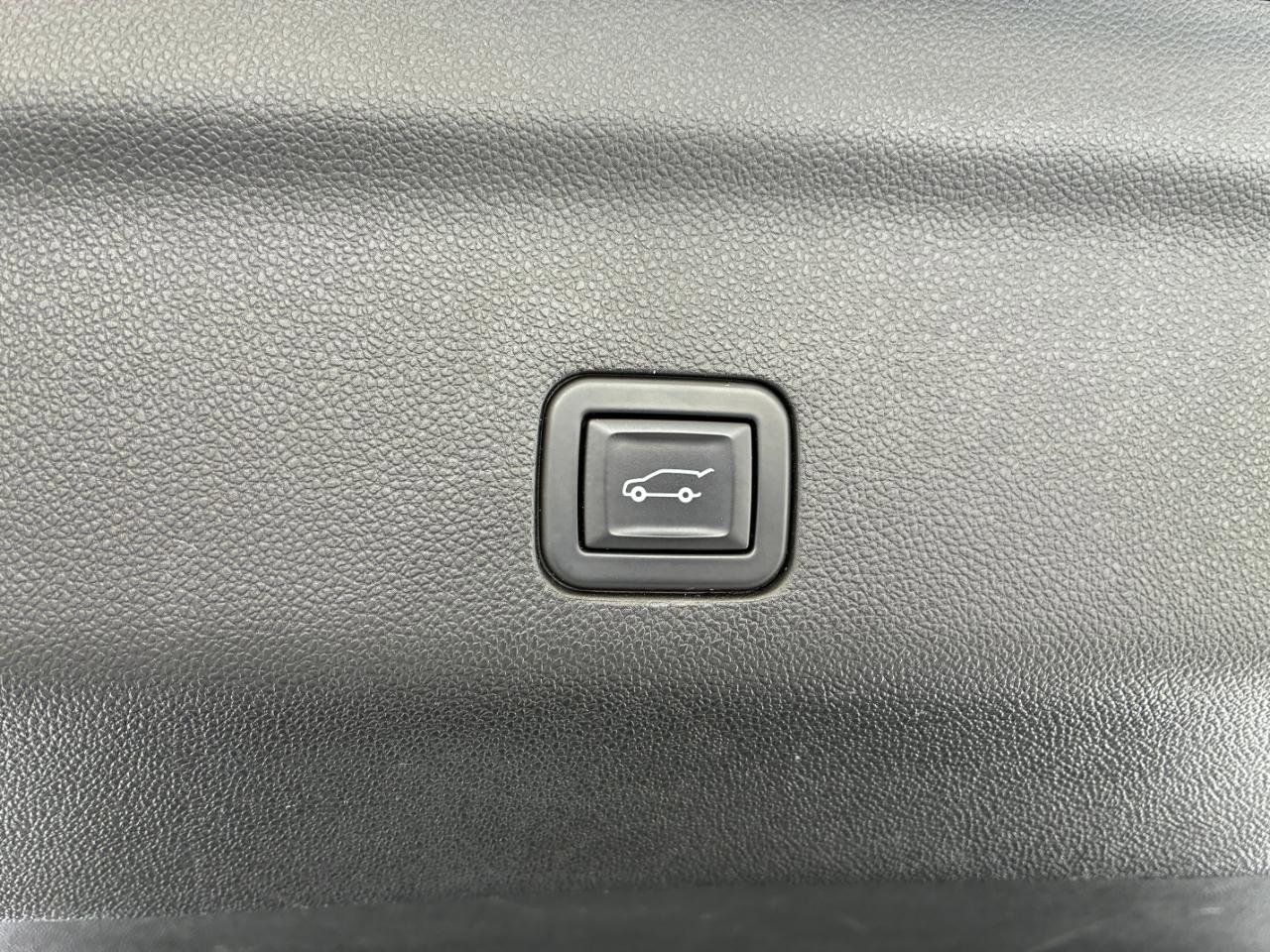 Used 2021 GMC Yukon XL Denali w/ Denali Premium Package image 36