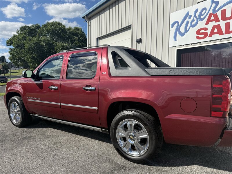 Used 2009 Chevrolet Avalanche LTZ AWD/4WD image 11