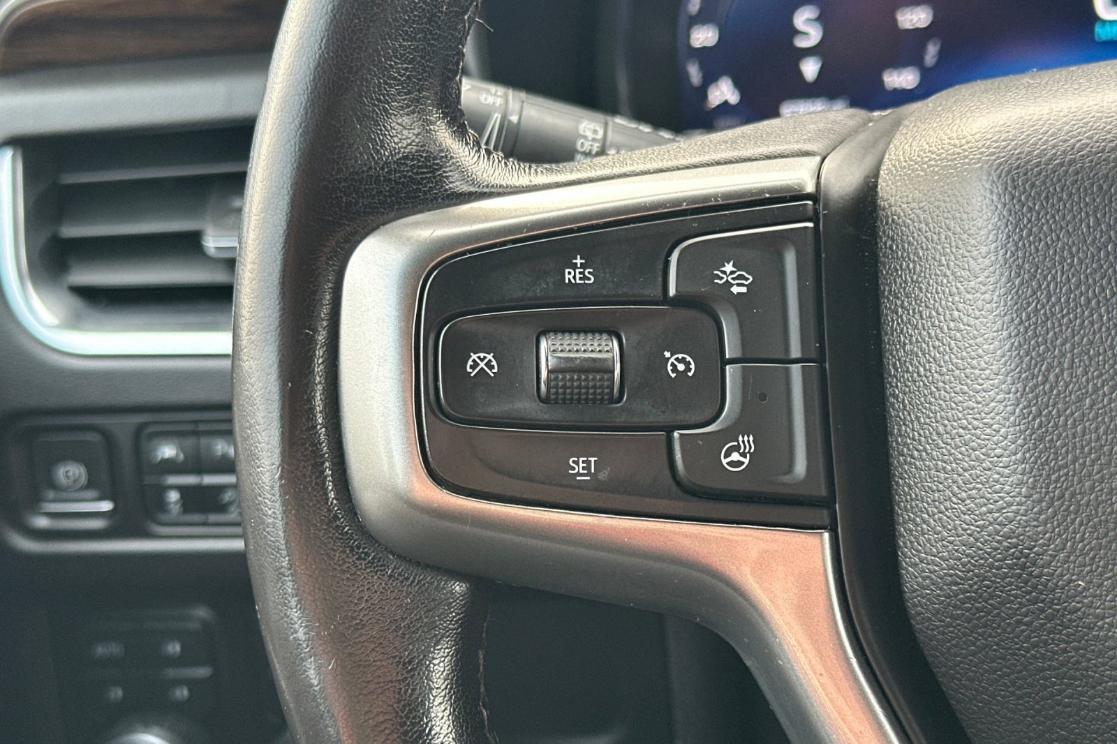 Used 2022 Chevrolet Suburban Premier image 37