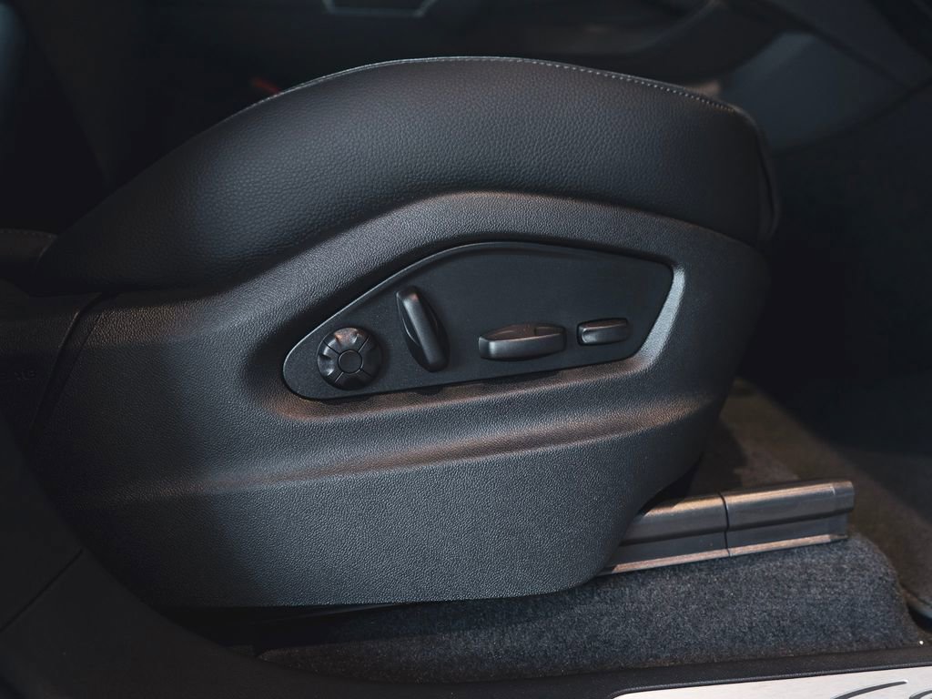 New 2025 Porsche Cayenne image 33