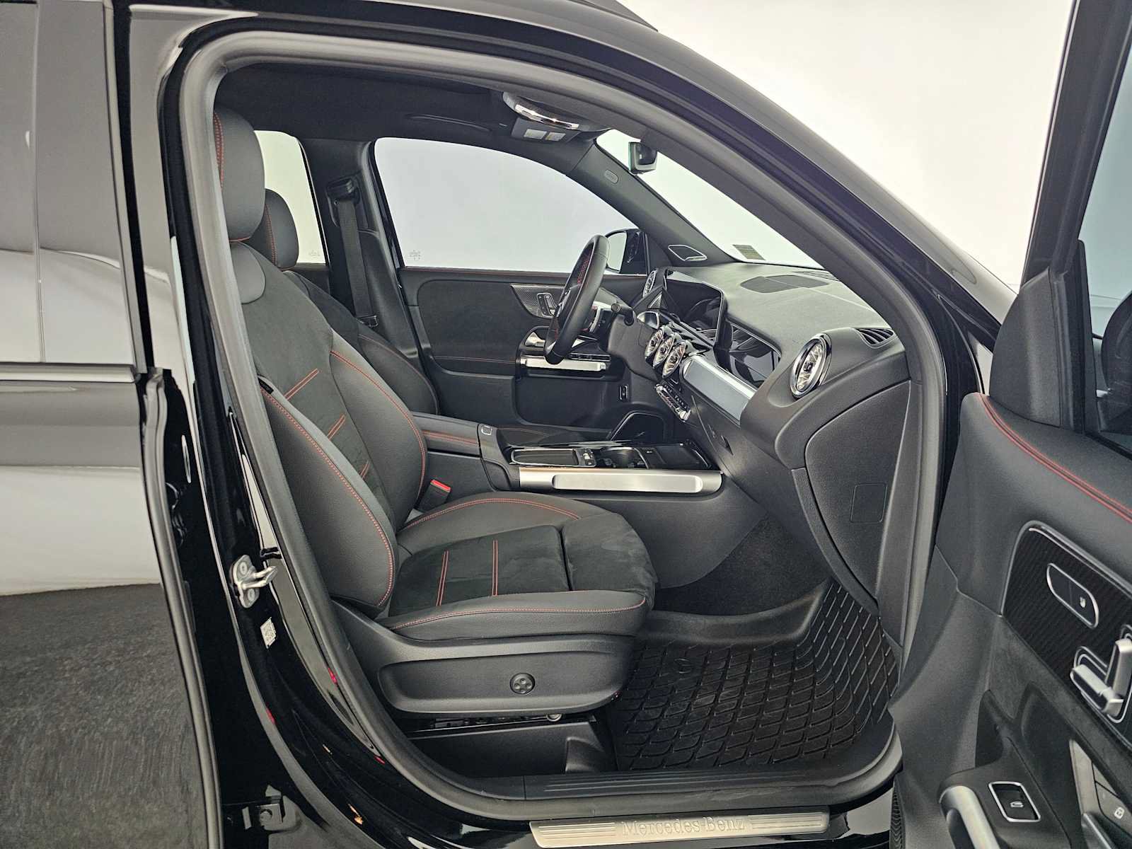 Used 2024 Mercedes-Benz GLB 250 image 10