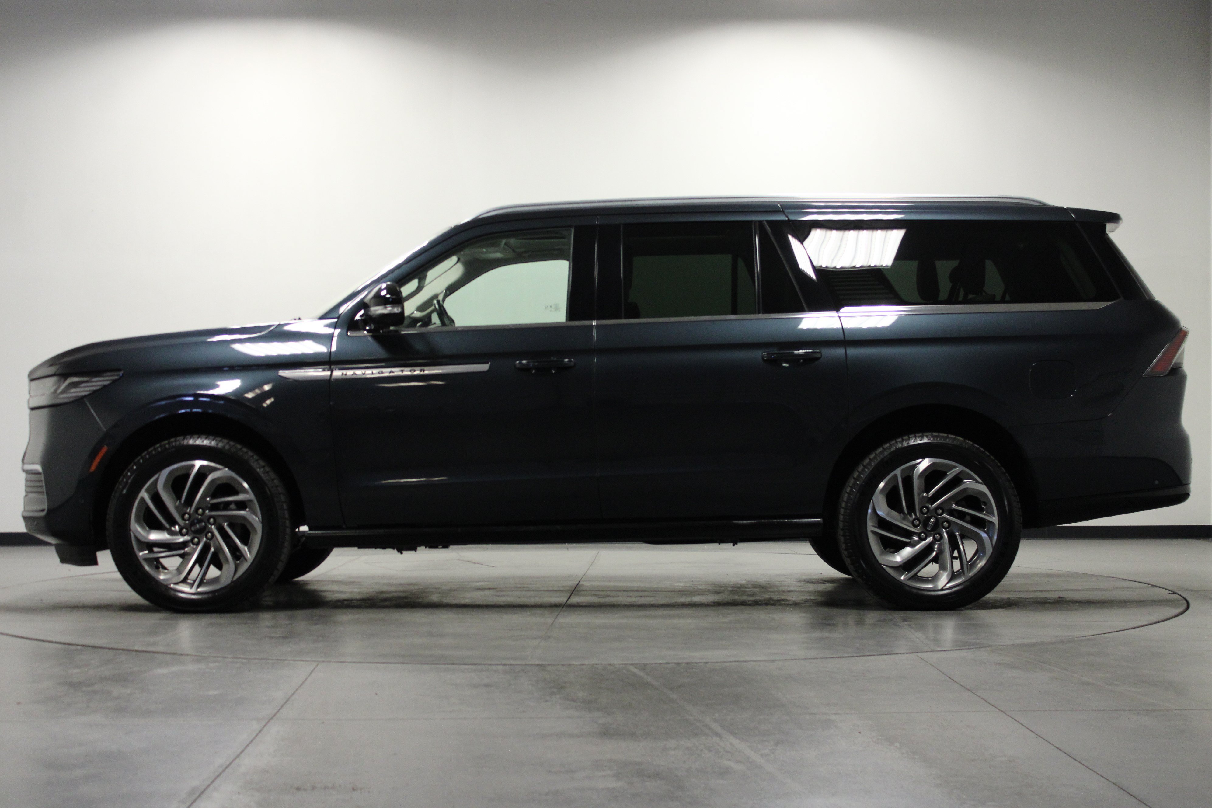 Used 2025 Lincoln Navigator L Reserve AWD/4WD image 7