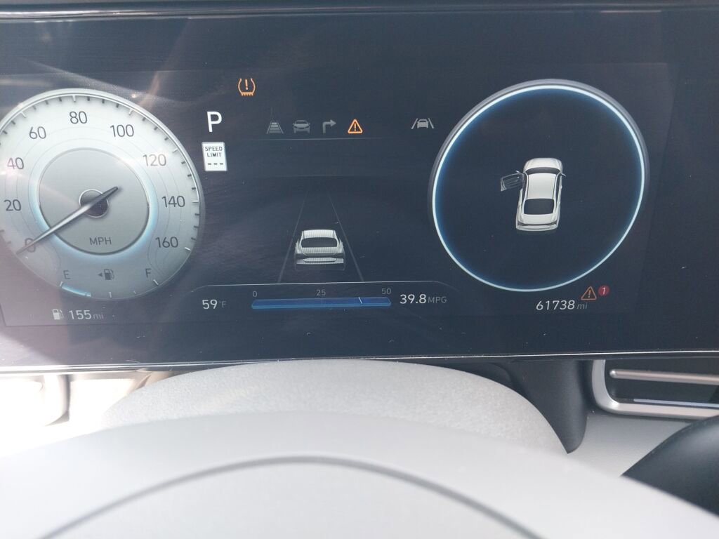 Used 2024 Hyundai Elantra SEL image 3