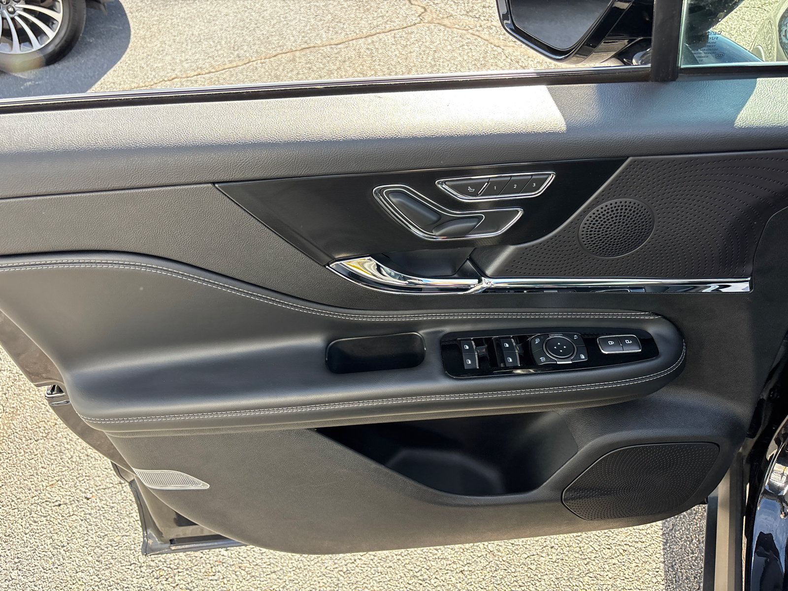 Certified 2023 Lincoln Corsair AWD image 11