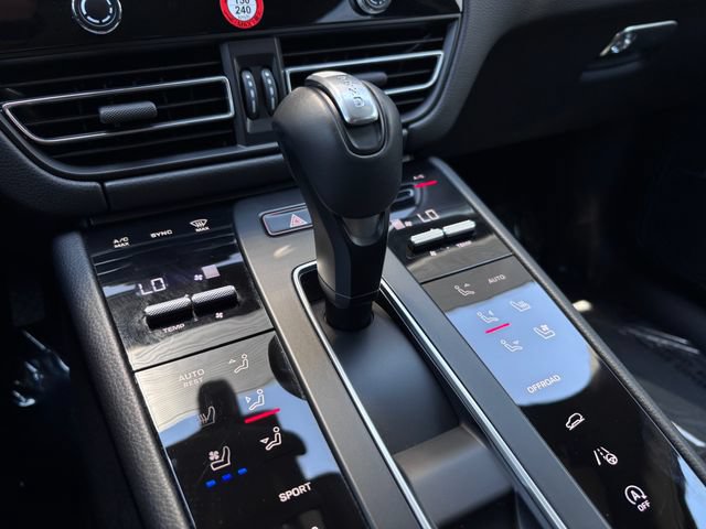 Certified 2026 Porsche Macan AWD/4WD image 21