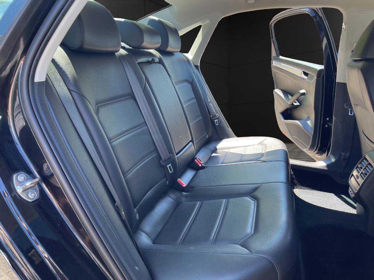 Used 2019 Volkswagen Passat 2.0T Wolfsburg FWD image 18
