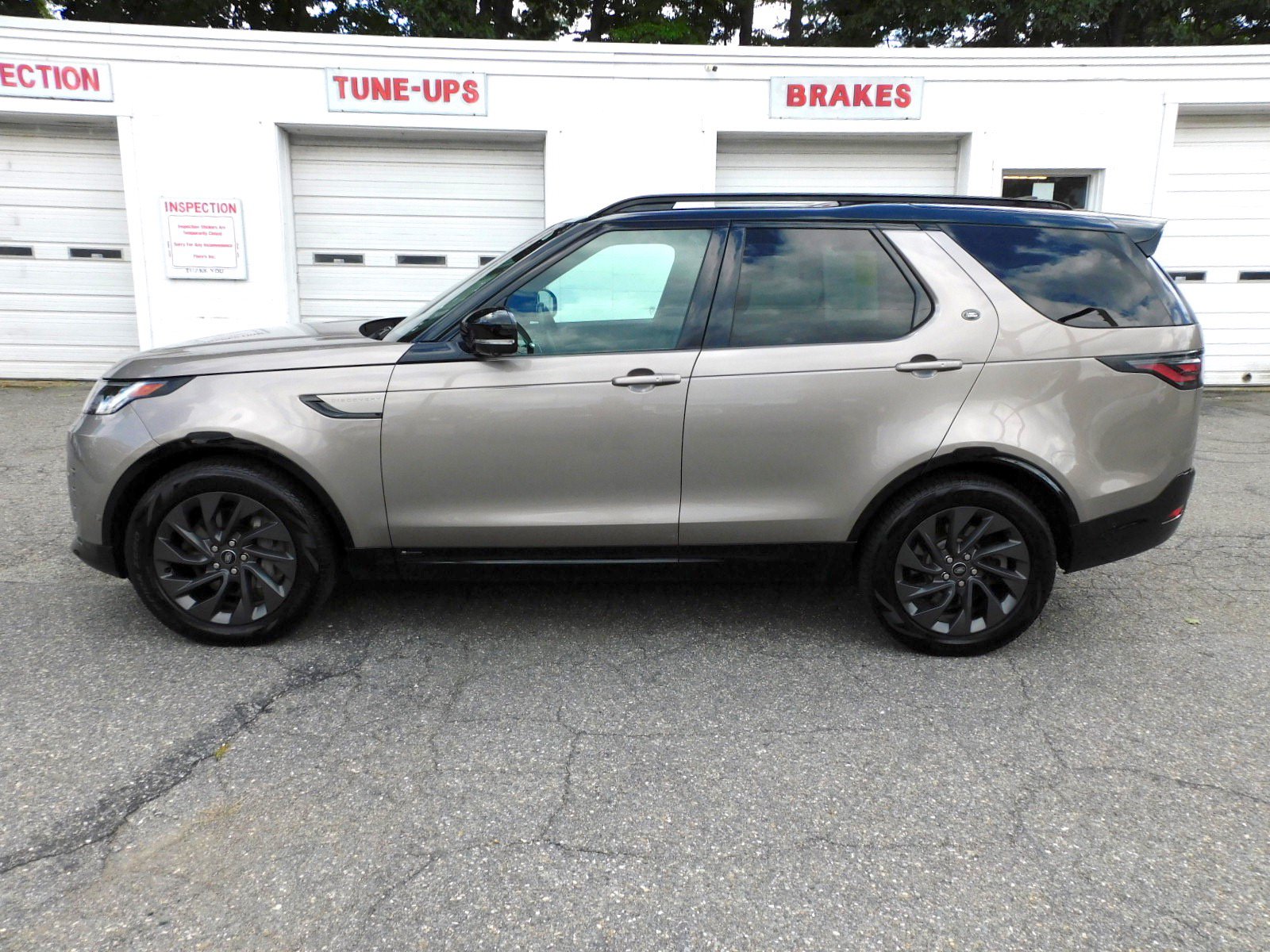 Used 2022 Land Rover Discovery S R-Dynamic AWD/4WD image 2